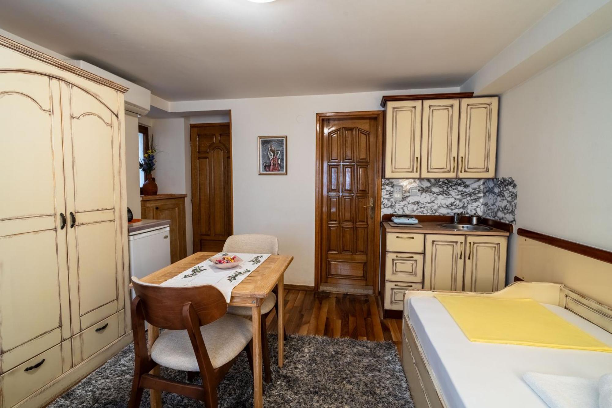 Studios Belvi Kotor Buitenkant foto